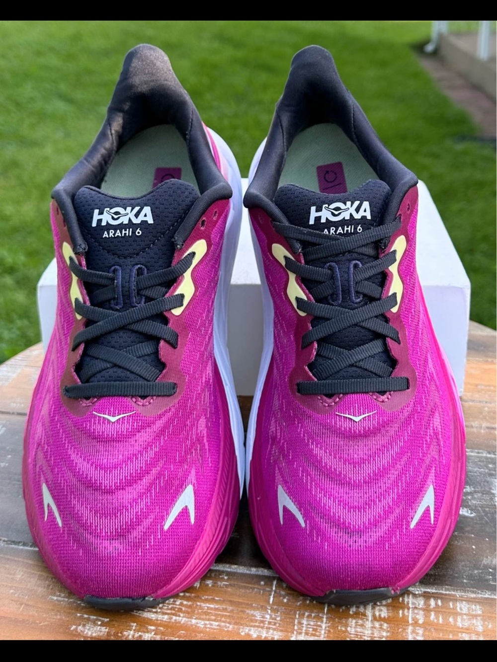 Hoka Arahi 6 Women's Running Shoes - Fuchsia with Black